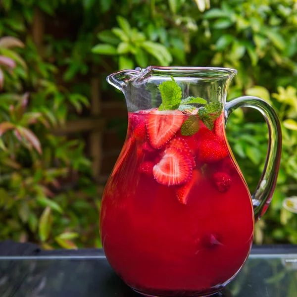 Taze ev yapımı çilek ve ahududu limonata — Stok fotoğraf