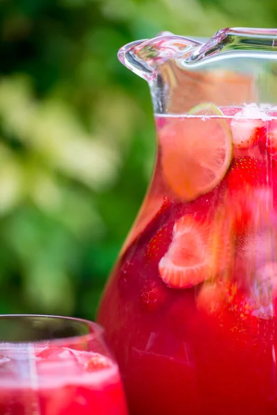 Frische hausgemachte Erdbeer-Himbeer-Limonade — Stockfoto