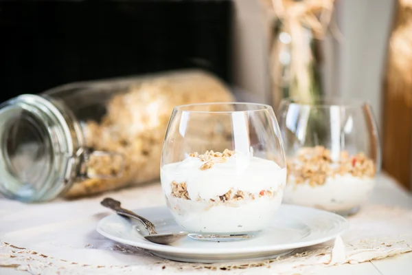Granola Parfait dengan Yunani Natural Yogurt — Stok Foto