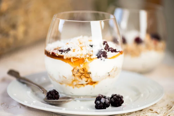 Yunan doğal yoğurt granola parfe