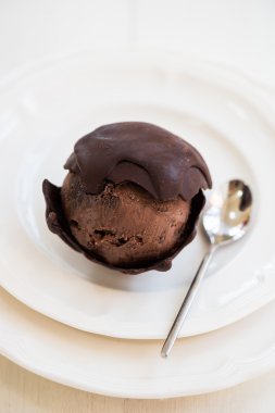 Çikolatalı dondurma kaşık çikolata ev yapımı pruvada yatıyor