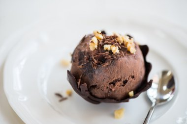 Çikolatalı dondurma kaşık çikolata ev yapımı pruvada yatıyor