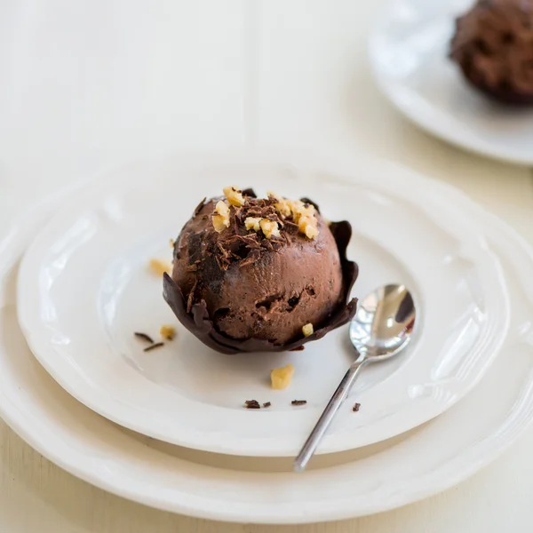 Chocolate helado Scoop está poniendo en chocolate casero arco — Foto de Stock