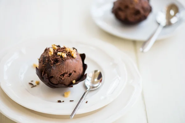 Chocolate helado Scoop está poniendo en chocolate casero arco — Foto de Stock