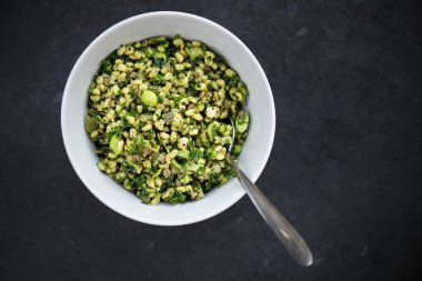 Wheatberries ve Yeşil Sebzeler ile Sağlıklı ve Herby Salatası