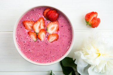 Sağlıklı pembe güler yüzlü muz ve çilek w kaseden