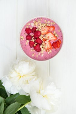 Sağlıklı pembe güler yüzlü muz ve çilek w kaseden