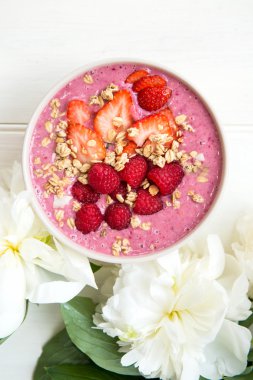 Sağlıklı pembe güler yüzlü muz ve çilek w kaseden