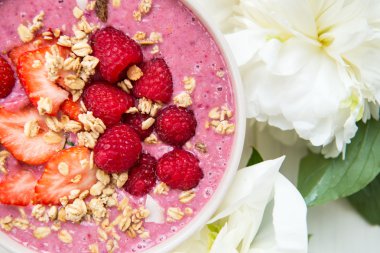 Sağlıklı pembe güler yüzlü muz ve çilek w kaseden