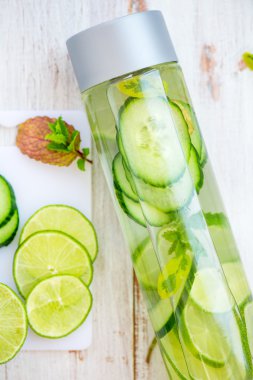 Salatalık, limon ve nane şişe ile su infüzyon Detoks