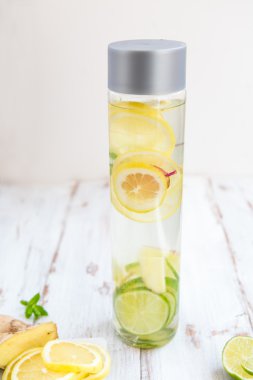 Limon, su infüzyon Detoks kireç, zencefilli limonata