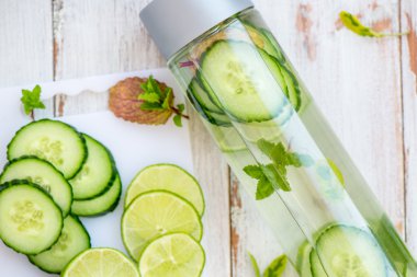 Salatalık, limon ve nane şişe ile su infüzyon Detoks