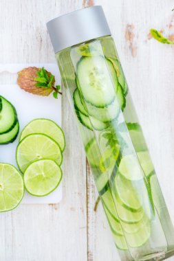 Salatalık, limon ve nane şişe ile su infüzyon Detoks