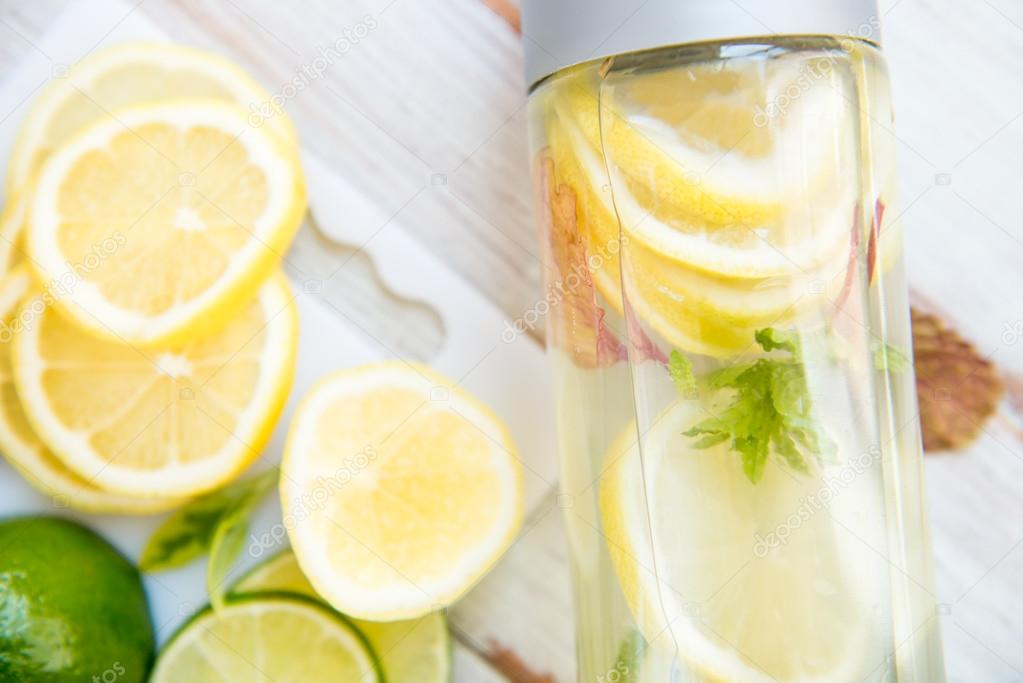 Conclusion Apr 29, · Lemon: Lemon water makes for a powerful detox drink; lemon juice helps to cleanse and alkalize the body. Add one thinly sliced lemon to a large pitcher, or squeeze fresh lemon Home Country: US.