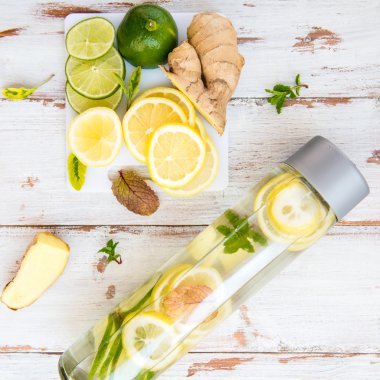 Limon, su infüzyon Detoks kireç, zencefilli limonata