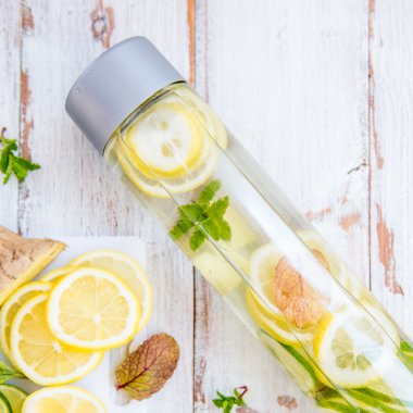 Limon, su infüzyon Detoks kireç, zencefilli limonata