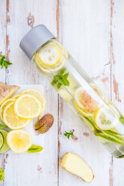 Limon, su infüzyon Detoks kireç, zencefilli limonata