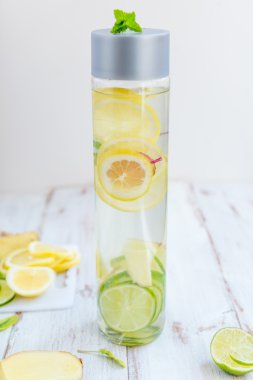 Limon, su infüzyon Detoks kireç, zencefilli limonata