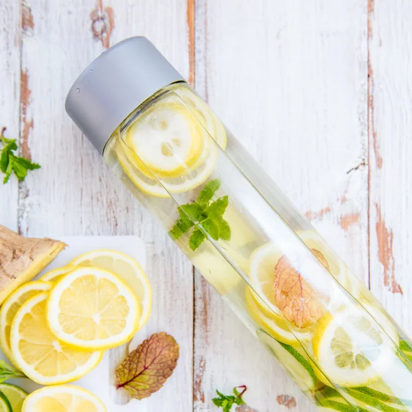 Limon, su infüzyon Detoks kireç, zencefilli limonata