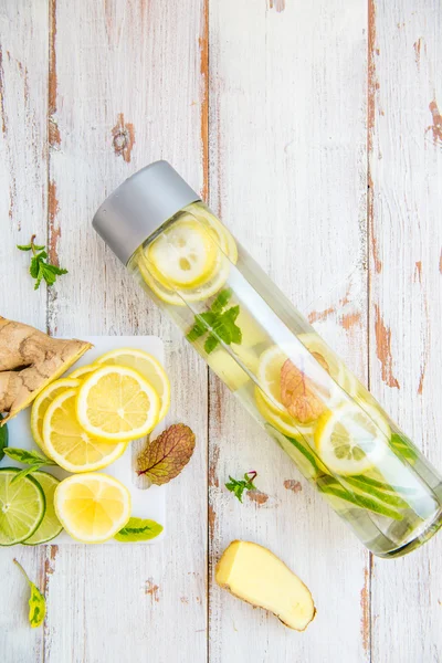 Limon, su infüzyon Detoks kireç, zencefilli limonata