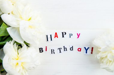 Mutlu Doğum Günü Mektupları Dergiler ve Beyaz Şakayık'lardan Kesildi