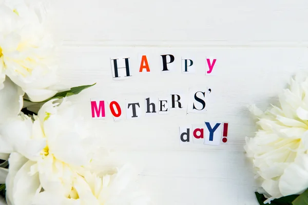 Happy Mothers Day letters uitgesneden uit tijdschriften en witte Peoni — Stockfoto