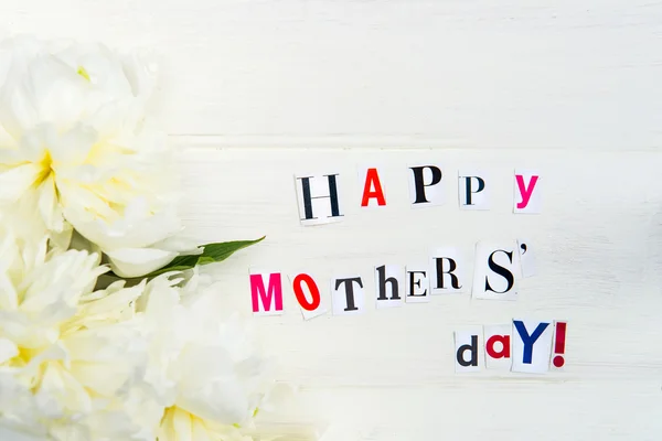 Happy Mothers Day letters uitgesneden uit tijdschriften en witte Peoni — Stockfoto