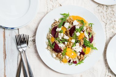 Sıcak sağlıklı Quinoa, kahverengi pirinç, pişmiş pancar ve turuncu sala