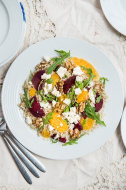 Sıcak sağlıklı Quinoa, kahverengi pirinç, pişmiş pancar ve turuncu sala