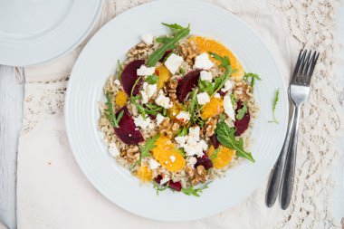 Sıcak sağlıklı Quinoa, kahverengi pirinç, pişmiş pancar ve turuncu sala