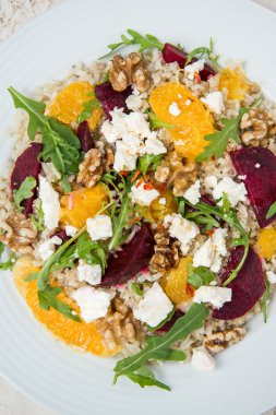 Sıcak sağlıklı Quinoa, kahverengi pirinç, pişmiş pancar ve turuncu sala