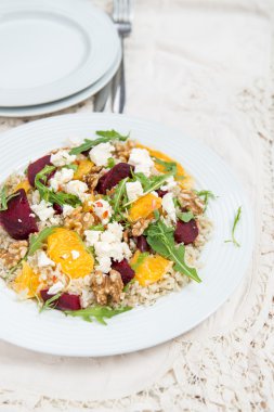 Sıcak sağlıklı Quinoa, kahverengi pirinç, pişmiş pancar ve turuncu sala