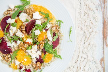 Sıcak sağlıklı Quinoa, kahverengi pirinç, pişmiş pancar ve turuncu sala