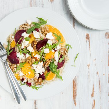 Sıcak sağlıklı Quinoa, kahverengi pirinç, pişmiş pancar ve turuncu sala