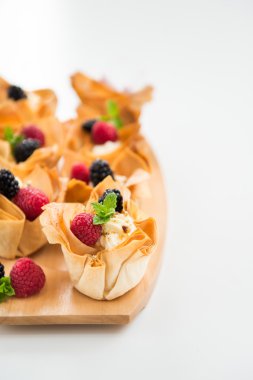 Ev yapımı Filo pasta sepetleri Mascarpone krema ve çilek ile