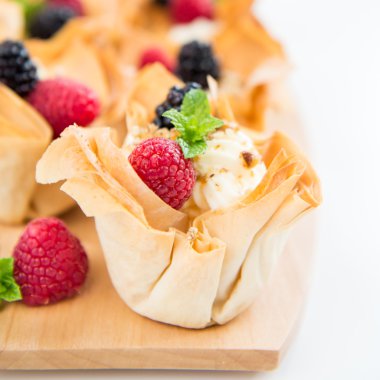 Ev yapımı Filo pasta sepetleri Mascarpone krema ve çilek ile