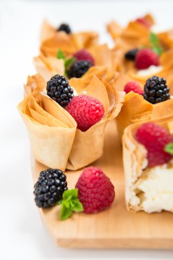 Ev yapımı Filo pasta sepetleri Mascarpone krema ve çilek ile