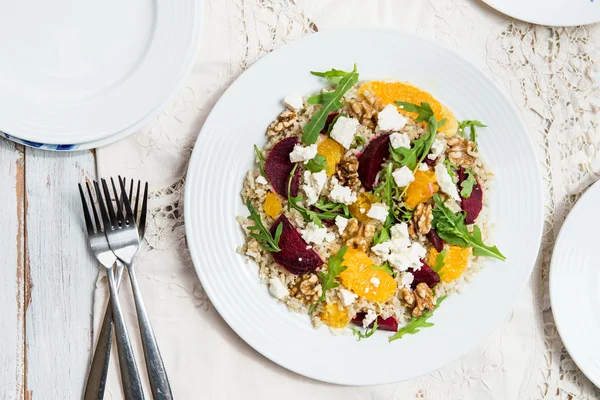 Sıcak sağlıklı Quinoa, kahverengi pirinç, pişmiş pancar ve turuncu sala