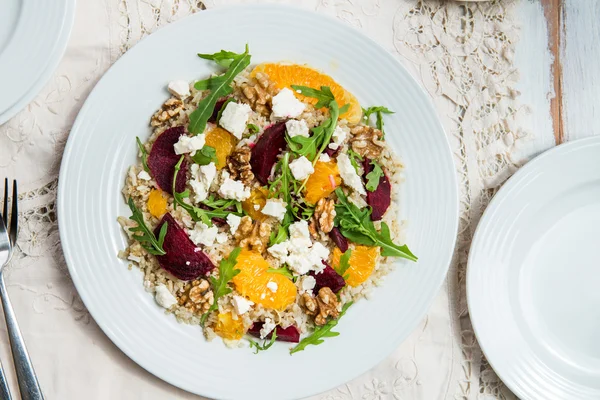 Meleg egészséges quinoa, barna rizs, főtt cékla és narancs Sala — Stock Fotó