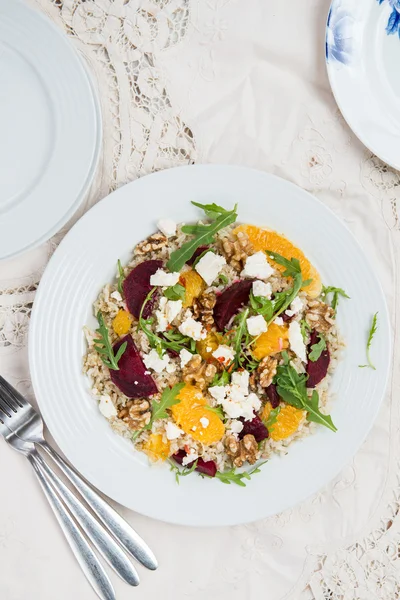 Sıcak sağlıklı Quinoa, kahverengi pirinç, pişmiş pancar ve turuncu sala