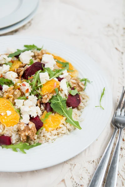 Meleg egészséges quinoa, barna rizs, főtt cékla és narancs Sala — Stock Fotó