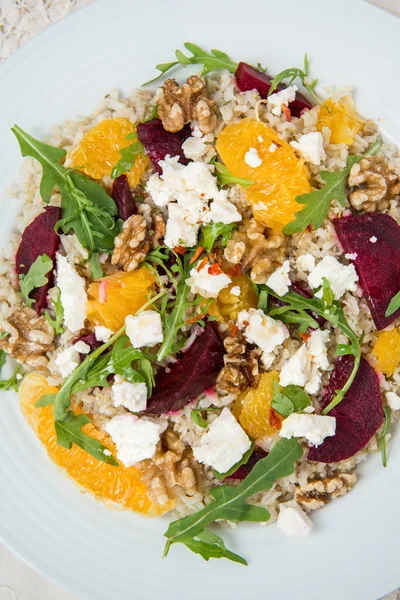 Sıcak sağlıklı Quinoa, kahverengi pirinç, pişmiş pancar ve turuncu sala