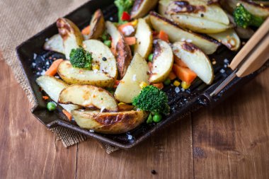 Demir döküm Pan sebzeli patates dilimleri