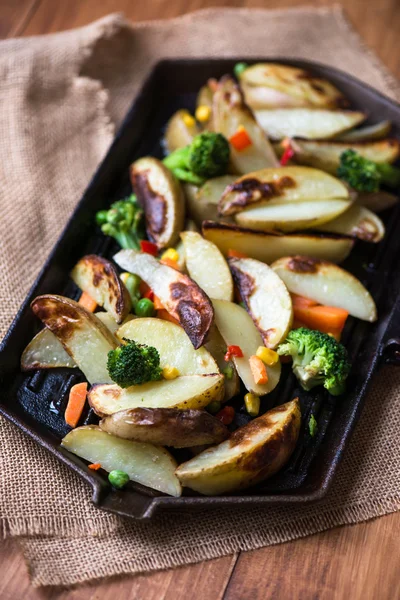 Potato Wedges with Vegetables on Iron Cast Pan — Stock Photo, Image