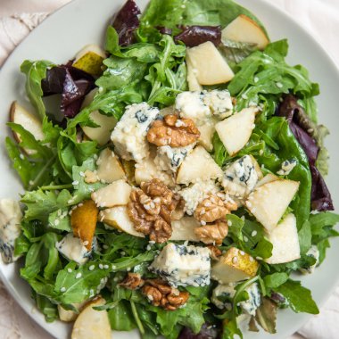 Yeşil salata ile armut, mavi peynir, ceviz