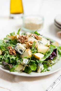 Yeşil salata ile armut, mavi peynir, ceviz