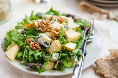 Yeşil salata ile armut, mavi peynir, ceviz