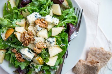 Yeşil salata ile armut, mavi peynir, ceviz