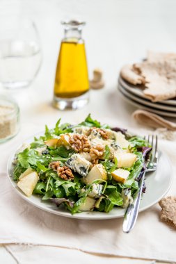 Yeşil salata ile armut, mavi peynir, ceviz