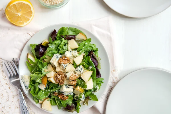 Green Salad with Pears, Blue Cheese, Walnuts — Stock Photo, Image
